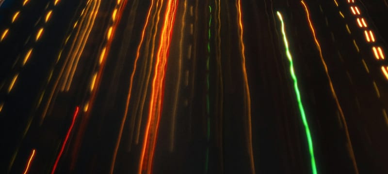 Línea de tiempo de carga de página mostrando una imagen LCP descargándose antes gracias a rel=preload y fetchpriority=high